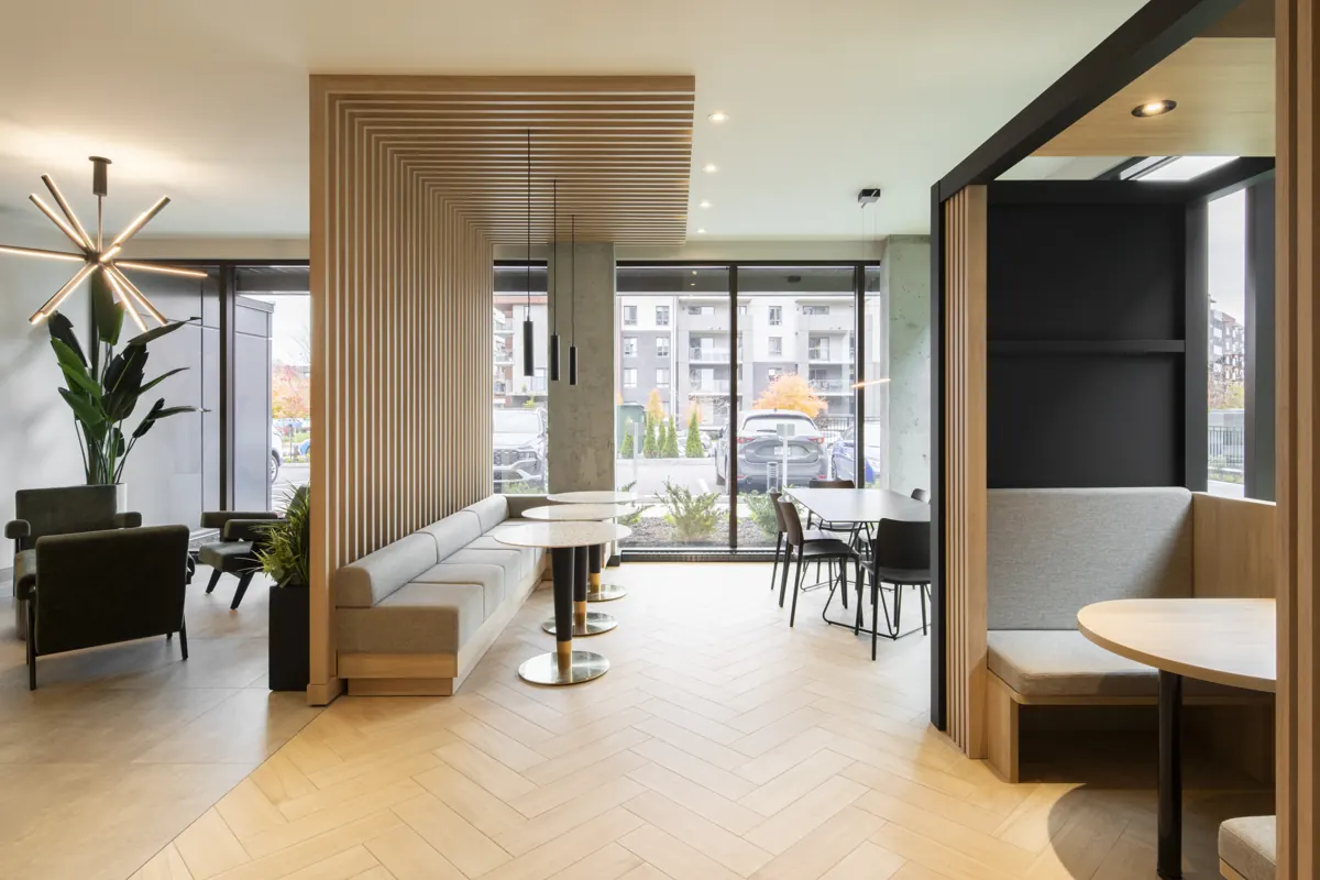 Le salon de Solaris, banquettes et lattes de bois