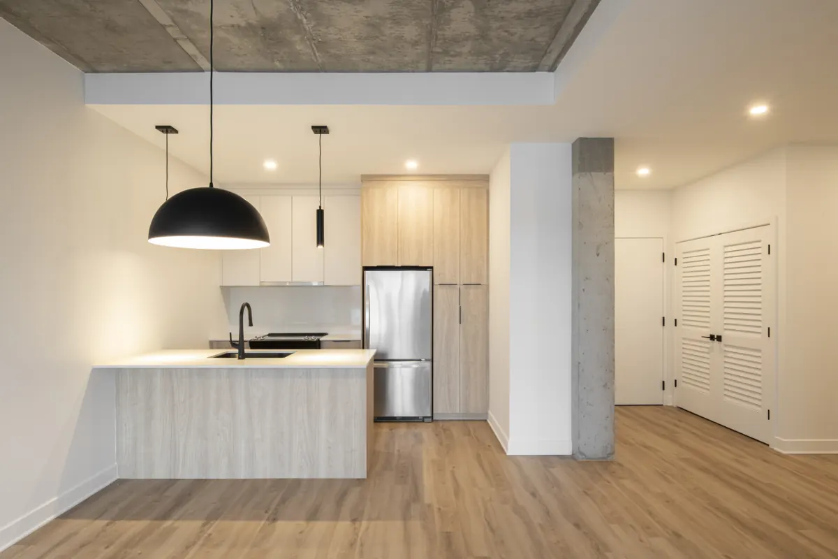 Cuisine avec îlot et luminaire suspendu