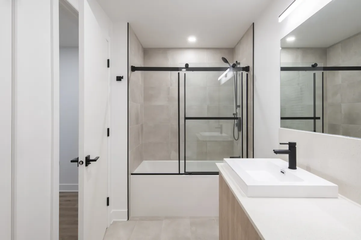 Salle de bain avec douche vitrée