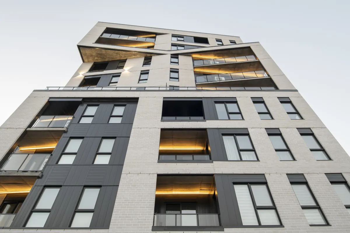 La façade de Solaris et ses balcons éclairés, vue d'en bas