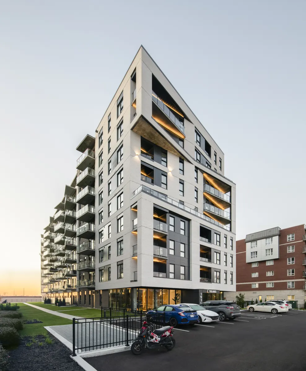 Solaris au crépuscule, au cœur du Faubourg Boisbriand