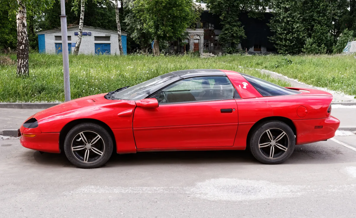 Chevrolet Camaro rouge de quatrième génération, le modèle assemblé à Boisbriand de 1993 à 2002