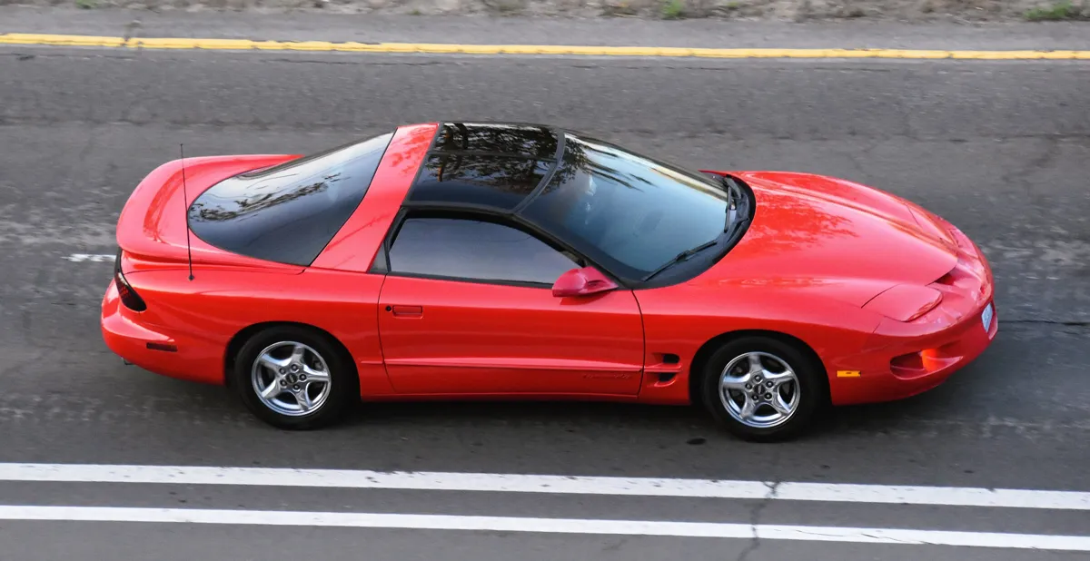 Pontiac Firebird Formula 1999 rouge, assemblée à Boisbriand