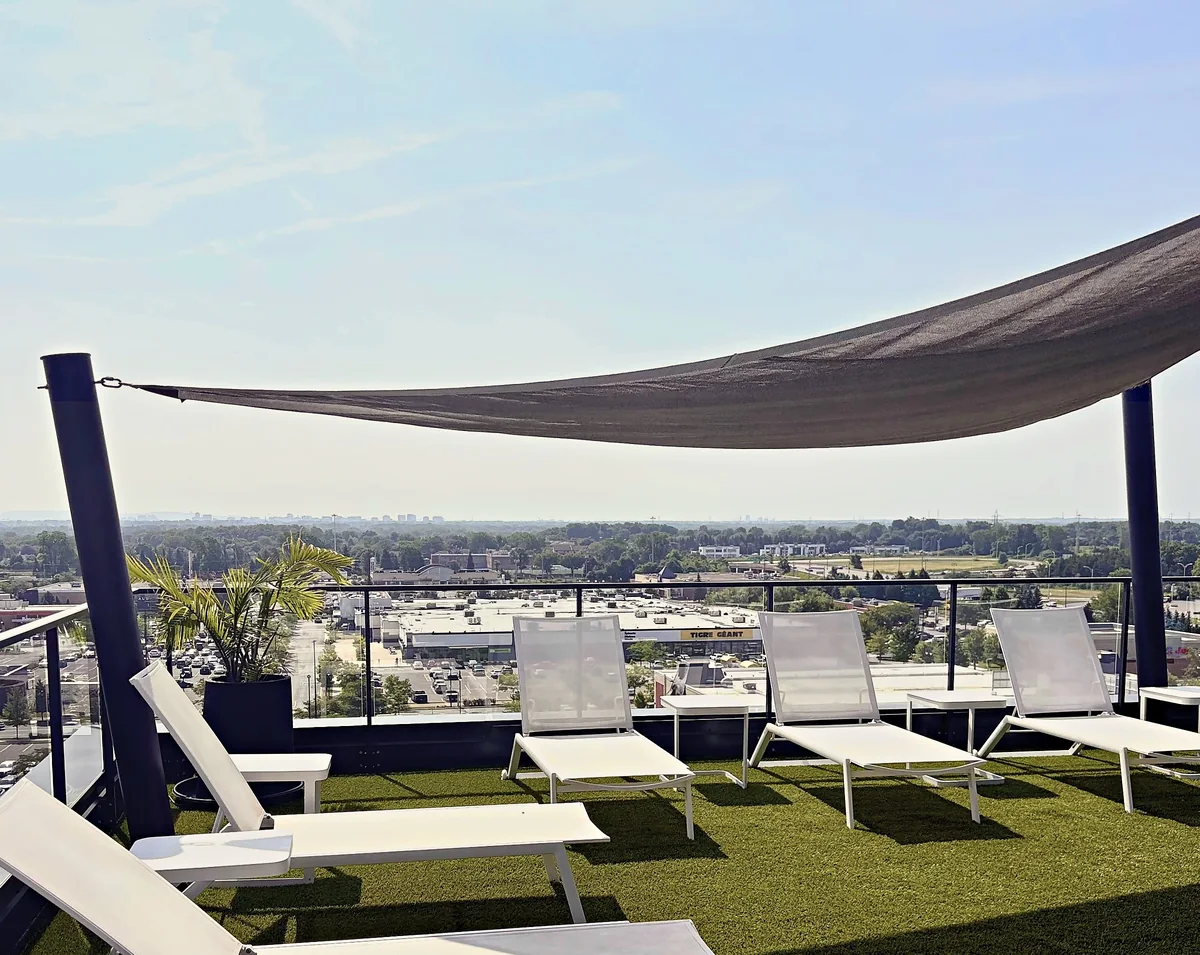 Chaises longues sous la voile d'ombrage, avec vue sur Boisbriand