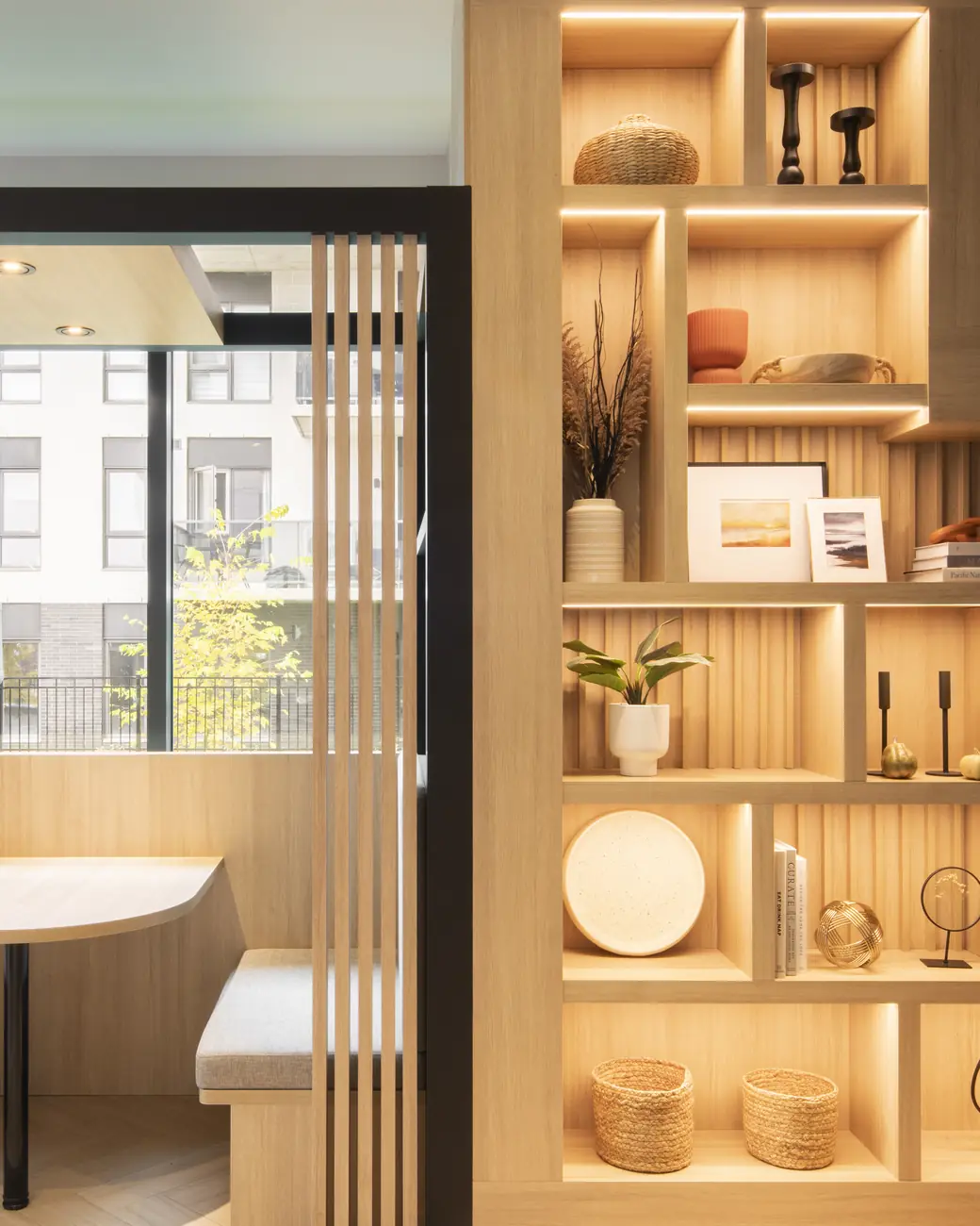 Salon avec banquettes et lattes de bois