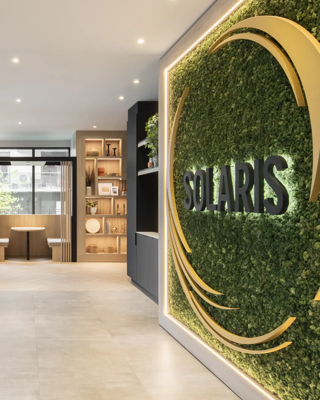 Le lobby de Solaris, avec son mur de lichen préservé