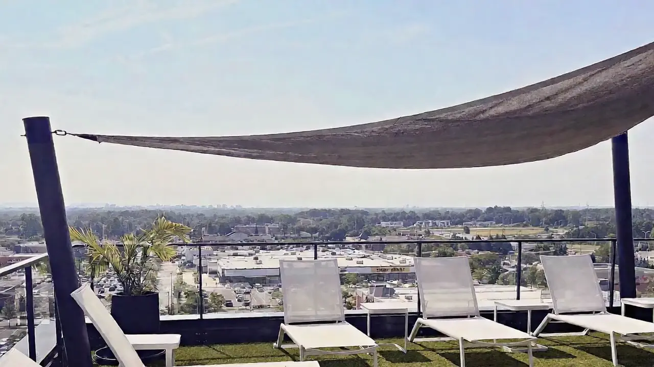 La terrasse sur le toit de Solaris, chaises longues sous la voile d'ombrage