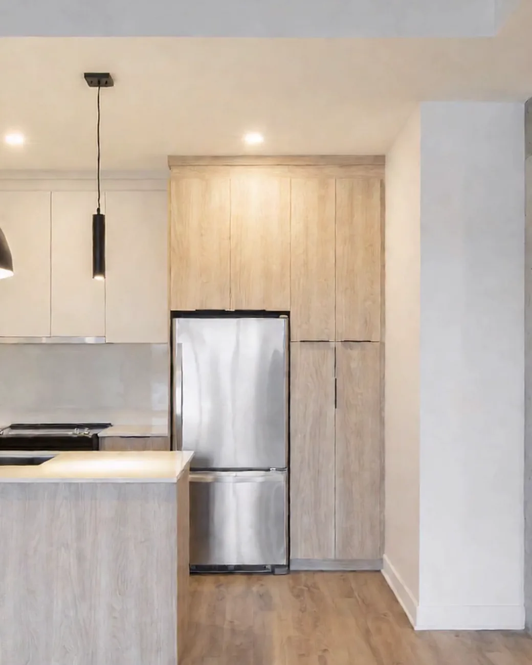 Cuisine avec îlot et luminaire suspendu dans un 3½ de Solaris